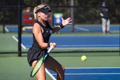 Former No. 1 recruit Aspen Schuman hits ball at ITA All Americans 2026 at Cary Tennis Park