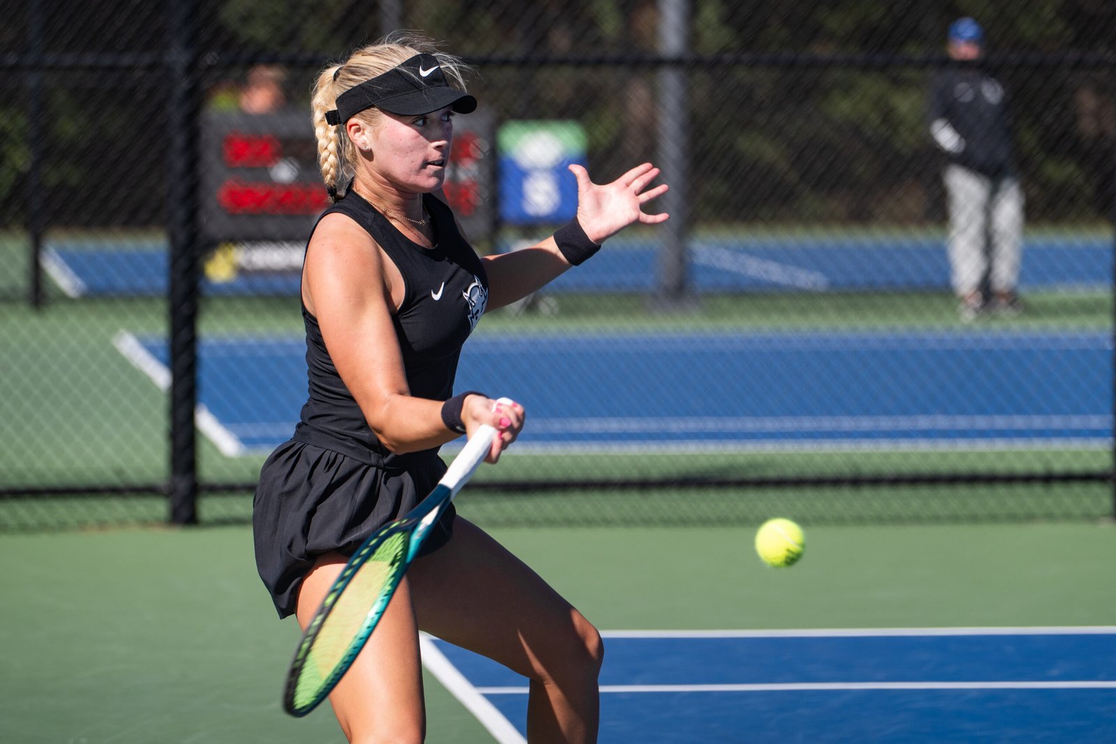 Former No. 1 recruit Aspen Schuman hits ball at ITA All Americans 2026 at Cary Tennis Park