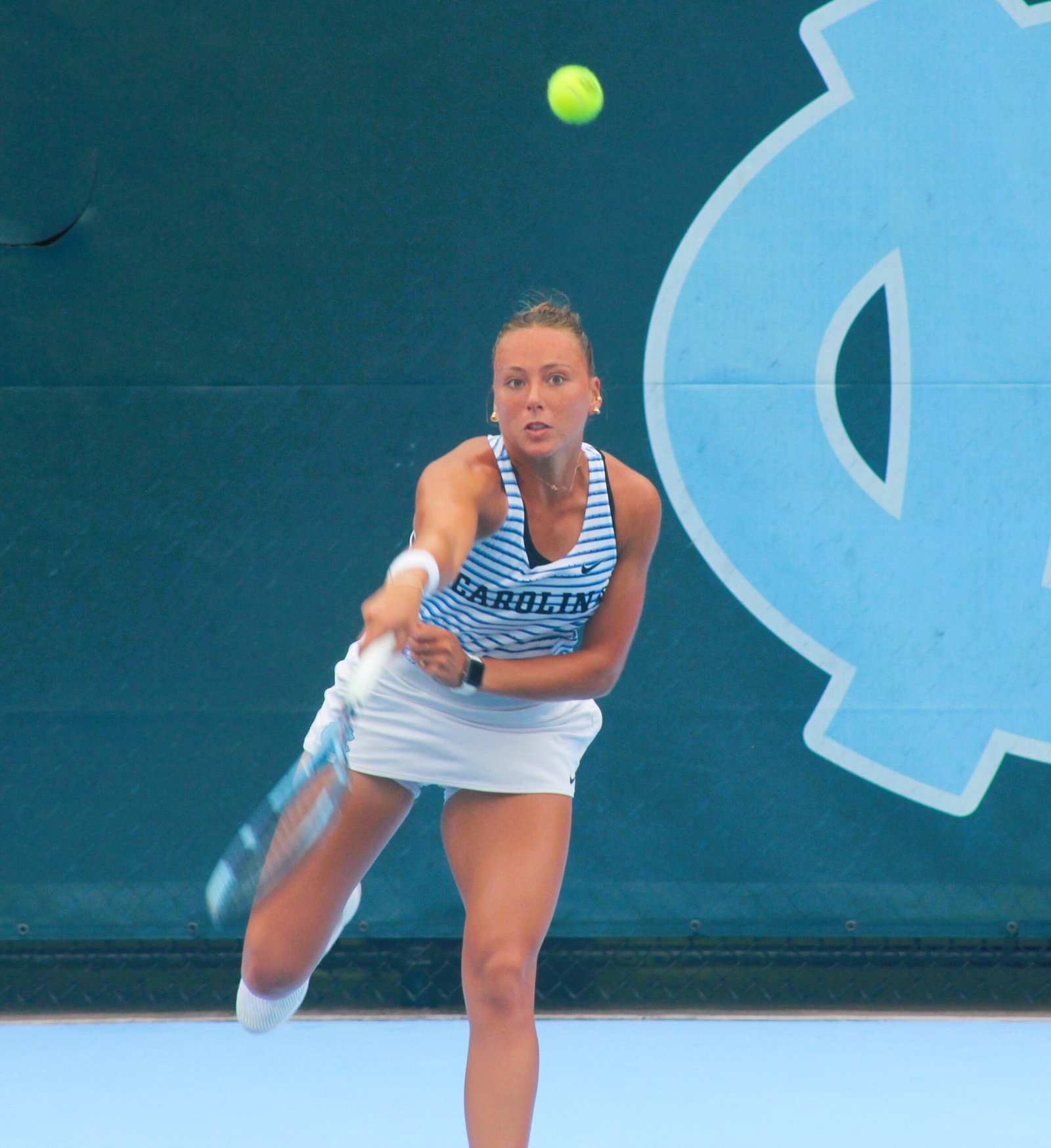 No. 21 Tatum Evans (UNC-CH) serves in her match versus No. 48 Katie Rolls (Virginia) at the Kitty Harrison Invitational Sept. 13, 2026.